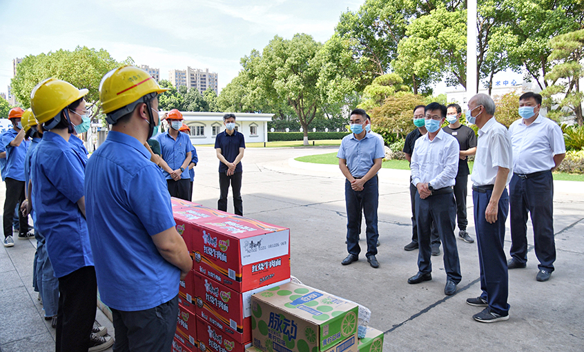 溧阳市委书记叶明华慰问z6com尊龙凯时电缆高温下坚守的一线工人